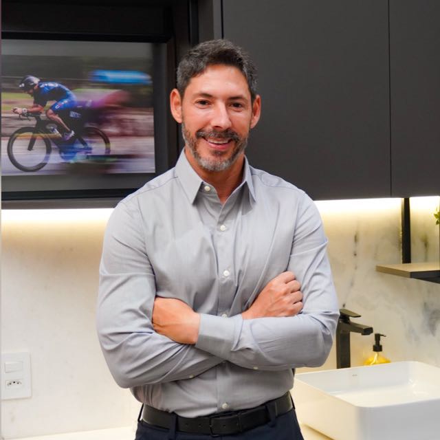 Dr. Alexandre Vergete no consultório da SV Clinic